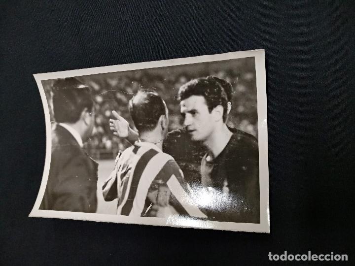 Sports collectibles: FOTOGRAFIA ORIGINAL - R.C.D. ESPA&Ntilde;OL - DI STEFANO DE ESPALDAS