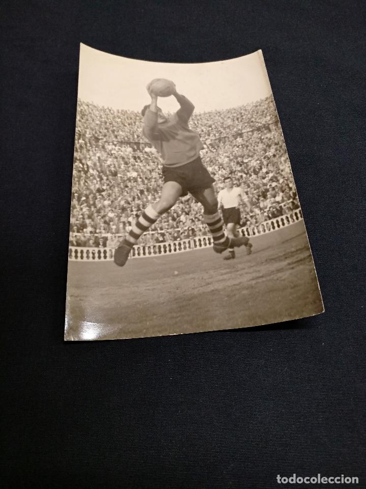 Sports collectibles: FOTOGRAFIA ORIGINAL - PARADA DE UN PORTERO - CAMPO DE LES CORTS