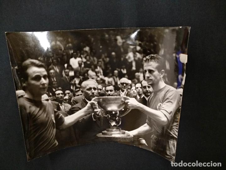 Sports collectibles: FOTOGRAFIA ORIGINAL - CAPITAN SELECCION ESPA&Ntilde;OLA HOCKEY - TROFEO SAMARANCH - FOT. A. CAMPA&Ntilde;A