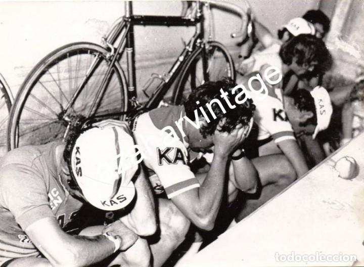 Collectionnisme sportif: CATANIA, ITALIA,1976, EL EQUIPO CICLISTA KAS AL CONOCER LA MUERTE DE JOSE MANUEL SANTISTEBAN,178X128