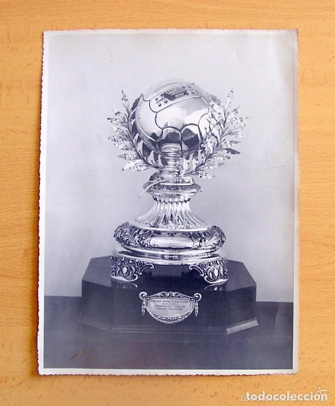 Sports collectibles: Foto original - Trofeo al M&aacute;ximo goleador segunda divisi&oacute;n Temporada 1955-56 - Tama&ntilde;o 18x22
