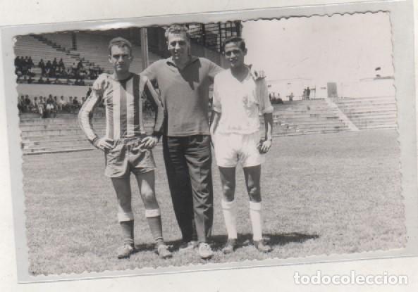 Coleccionismo deportivo: Fotograf&iacute;a de un futbolistas en un campo de futbol de Madrid.14 x 9 cm A&ntilde;o 1962 Fot Durillo.
