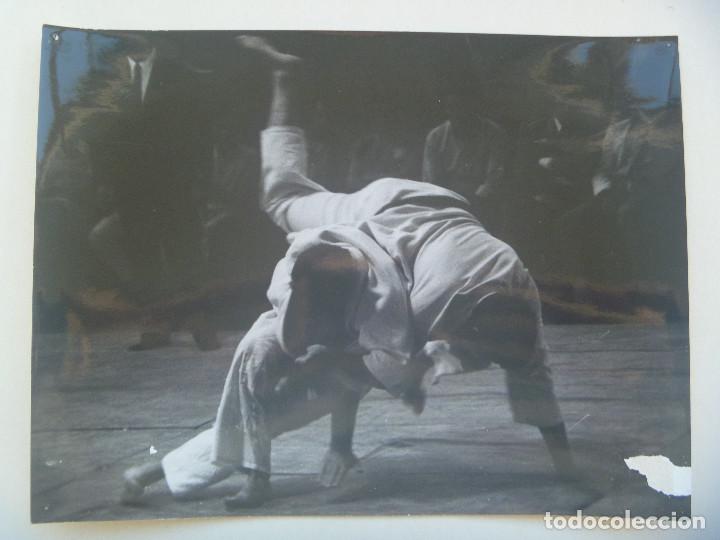 Coleccionismo deportivo: GRAN FOTO DE COMBATE DE JUDO O KARATE .SEVILLA, 1969 ..... 18 X 24 CM