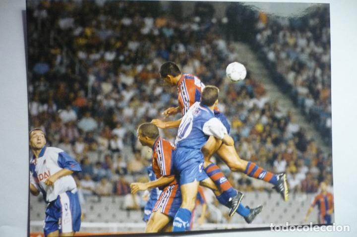 Collectionnisme sportif: FOTO PRENSA TAMA&Ntilde;O POSTAL JUGADA PARTIDO BARCELONA-AT.MADRID 1996