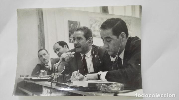 Collectionnisme sportif: FOTOGRAFIA, MANUEL SARMIENTO EN UNA CABINA DE REPORTEROS , MEDIDAS 18 X 13 CM