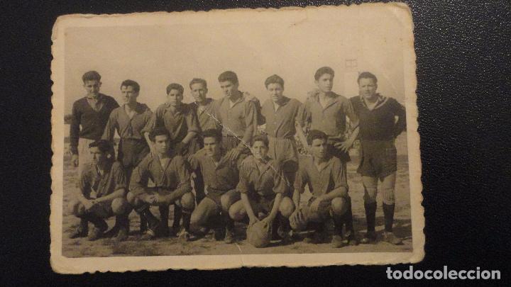 Coleccionismo deportivo: ANTIGUA FOTOGRAFIA EQUIPO DE FUTBOL LINARES INDUSTRIA C.F - C.D GUARDIA DE FRANCO. A&Ntilde;OS 50