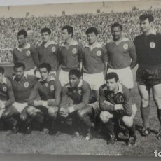 Coleccionismo deportivo: ANTIGUA POSTAL FOTOGRAFICA.EQUIPO FUTBOL BENFICA.1962-1963 FOTO OLIVEIRA. Lote 161420822