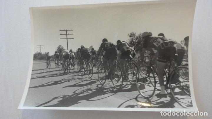 Coleccionismo deportivo: ANTIGUA FOTOGRAFIA.CICLISMO.GRUPO DE CICLISTAS EN CARRETERA A&Ntilde;OS 60.70