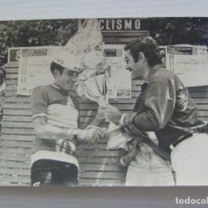 Coleccionismo deportivo: CICLISMO : FOTO DE CICLISTA DEL EQUIPO KAS EN PODIO RECOGIENDO UN PREMIO .. 12 X 18 CM. Lote 175772005
