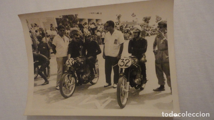 Coleccionismo deportivo: ANTGUA FOTOGRAFIA.TROFEO MOTOCROSS? MOTOCICLETA MONTESA N&ordm; 33 Y 32. A&Ntilde;OS 60?