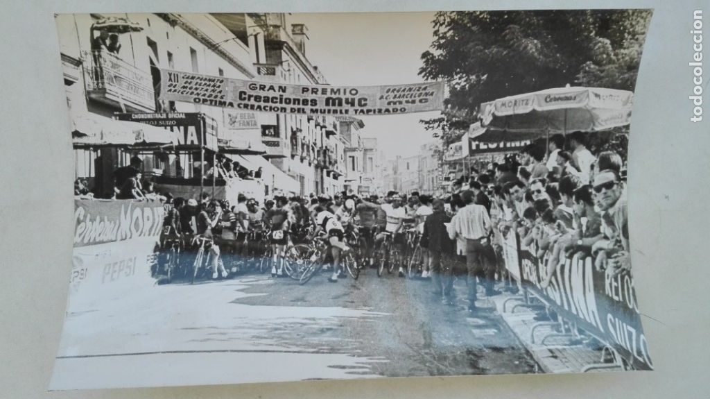 Coleccionismo deportivo: CICLISMO: FOTO DE CICLISTAS A PUNTO DE SALIR, PREMIO CREACIONES MYC