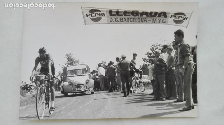 Coleccionismo deportivo: CICLISMO: FOTO DE CICLISTA CRUZANDO LA META. COCHE CITROEN. PEPSI, ETC
