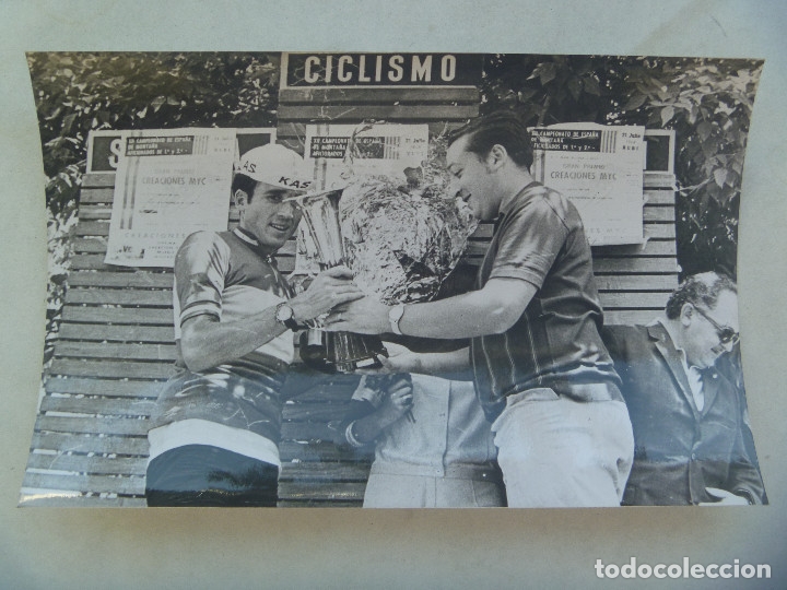 Coleccionismo deportivo: CICLISMO : FOTO DE CICLISTA DEL EQUIPO KAS EN PODIO RECOGIENDO UN PREMIO .. 12 X 18 CM