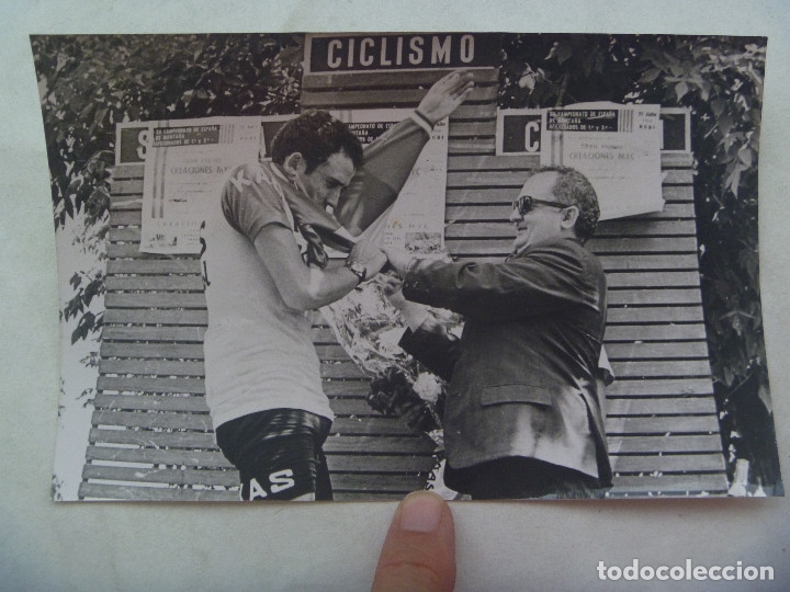 Coleccionismo deportivo: CICLISMO : FOTO DE CICLISTA DEL EQUIPO KAS EN PODIO PONIENDOSE EL MAILLOT AMARILLO .. 12 X 18 CM