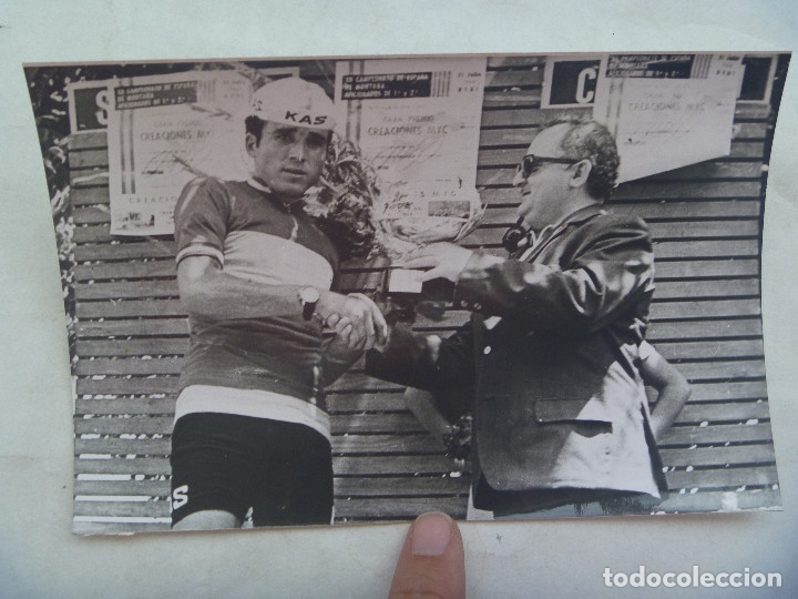 Coleccionismo deportivo: CICLISMO : FOTO DE CICLISTA DEL EQUIPO KAS EN PODIO RECOGIENDO UN PREMIO .. 12 X 18 CM