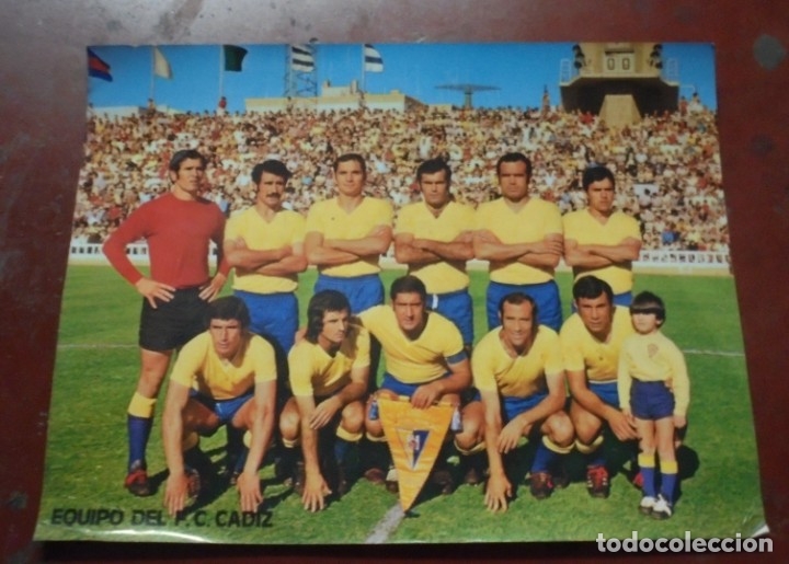 Sports collectibles: ANTIGUA FOTOGRAFIA. EQUIPO DEL F.C. CADIZ. A&Ntilde;OS 70. MEDIDAS: 43 X 30CM. VER