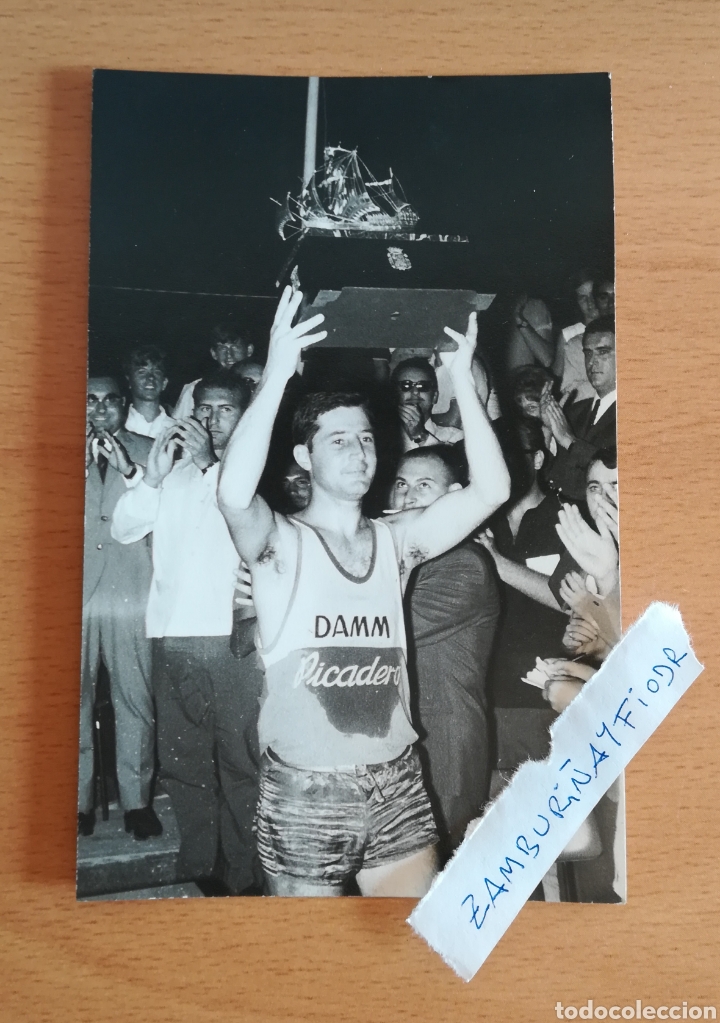 Coleccionismo deportivo: Fotograf&iacute;a Jugador Baloncesto Damm Picadero Jockey Club alzando Trofeo a&ntilde;os 60 - Cerveza Campe&oacute;n