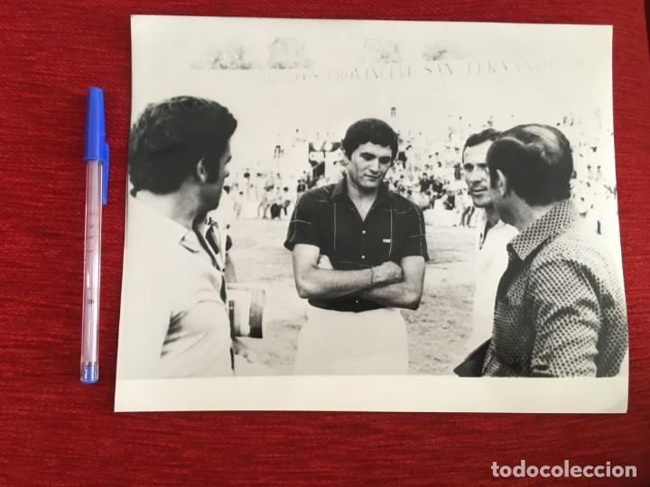 Coleccionismo deportivo: F194 FOTO FOTOGRAFIA ORIGINAL DE PRENSA RAFAEL GORDILLO REAL BETIS (23-7-1980) LUIS CARRIEGA