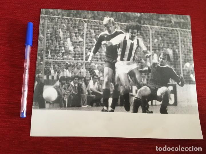 Coleccionismo deportivo: F205 FOTO FOTOGRAFIA ORIGINAL DE PRENSA SATRUSTEGUI REAL SOCIEDAD UJPEST (1-10-1980) UEFA SAN MAMES