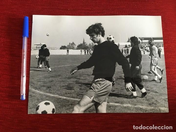 Colecionismo desportivo: F217 FOTO FOTOGRAFIA ORIGINAL DE PRENSA JUGADOR SATRUSTEGUI REAL SOCIEDAD (22-4-1-976)