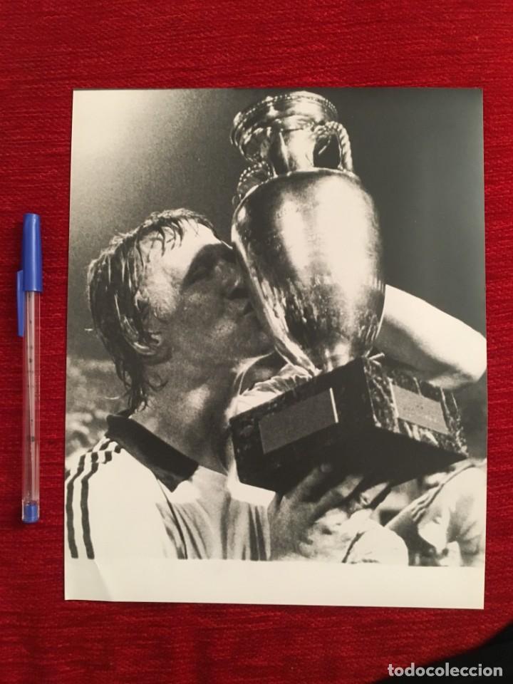 Collectionnisme sportif: F878 FOTO FOTOGRAFIA ORIGINAL DE PRENSA HAMBURGUER HRUBESCH ALEMANIA CAMPEONA EUROCOPA (22-6-1980)