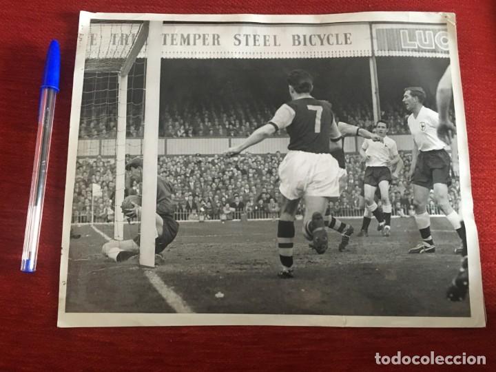 Collectionnisme sportif: F887 FOTO FOTOGRAFIA ORIGINAL DE PRENSA TOTTENHAM 3-0 BURNLEY ROBSON (18-3-1961)