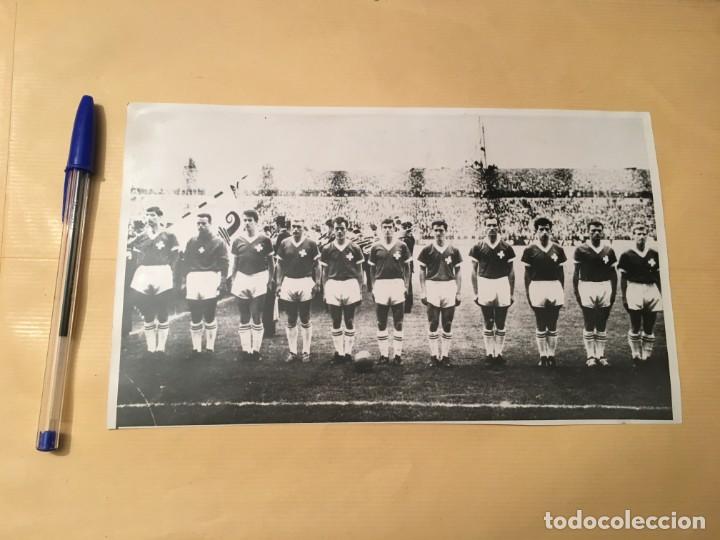 Collectionnisme sportif: F1444 FOTO FOTOGRAFIA ORIGINAL DE PRENSA ONCE ALINEACION SELECCION SUIZA MAYO 1965