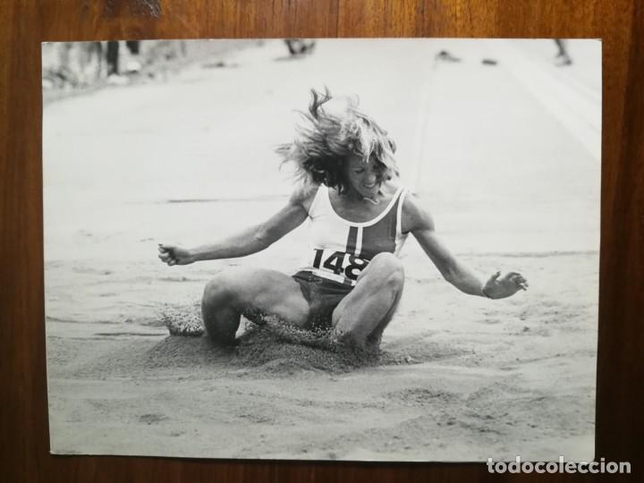 Collectionnisme sportif: Isabel Monta&ntilde;a - Atleta - Fotograf&iacute;a profesional de prensa 24,1x18,3 cm Salto de Longitud Atletismo
