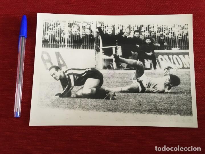 Coleccionismo deportivo: F1648 FOTO FOTOGRAFIA ORIGINAL DE PRENSA LESION LUIS SUAREZ JULIANO INTER MILAN NAPOLES
