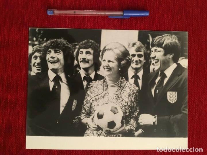 Coleccionismo deportivo: F1690 FOTO FOTOGRAFIA ORIGINAL MARGARET THATCHER KEVIN KEEGAN INGLATERRA (5-6-1980) EUROCOPA