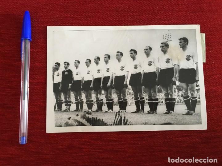 Collectionnisme sportif: R7686 FOTO FOTOGRAFIA ORIGINAL DE PRENSA ONCE ALINEACION AUSTRIA 1-0 ESCOCIA (19-6-1954) MUNDIAL