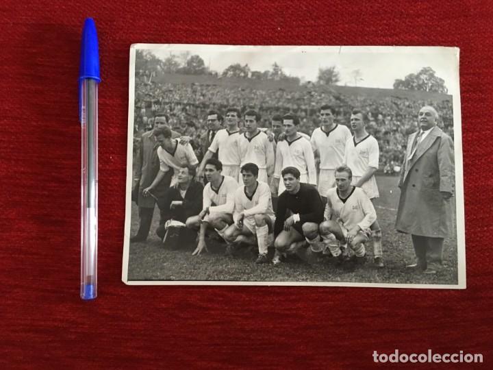 Collectionnisme sportif: R7692 FOTO FOTOGRAFIA ORIGINAL PRENSA ONCE PLANTILLA WIENER CON SU PRESIDENTE (21-2-1959)AUSTRIA