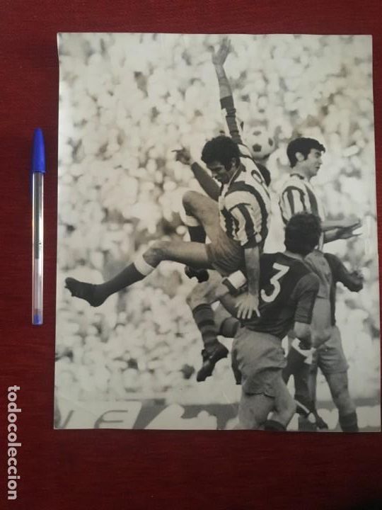 Coleccionismo deportivo: FF49 GRAN FOTO FOTOGRAFIA ORIGINAL ATLETICO MADRID 1-1 BARCELONA LUIS ARAGONES GARATE (1-3-1970)