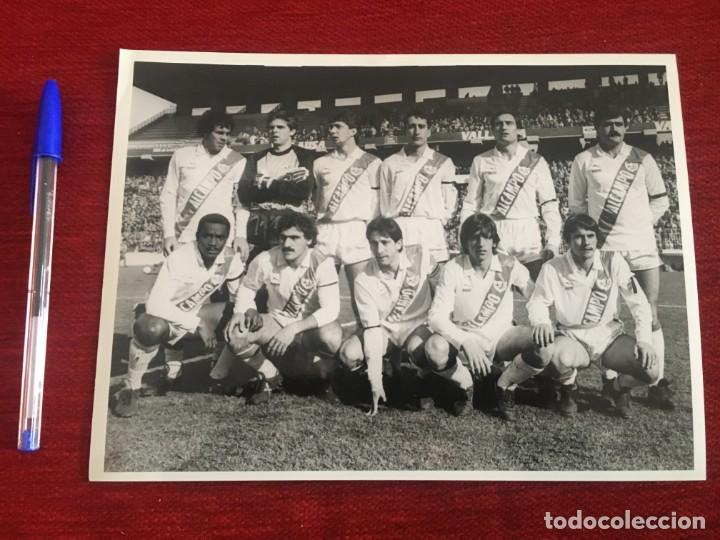 Collezionismo sportivo: F2800 FOTO FOTOGRAFIA ORIGINAL DE PRENSA ONCE ALINEACION RAYO VALLECANO 1987