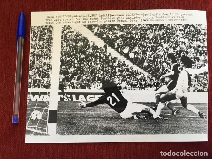 Coleccionismo deportivo: F2883 FOTO FOTOGRAFIA ORIGINAL DE PRENSA (3-6-1978) MUNDIAL FUTBOL GOL JOE JORDAN ESCOCIA PERU