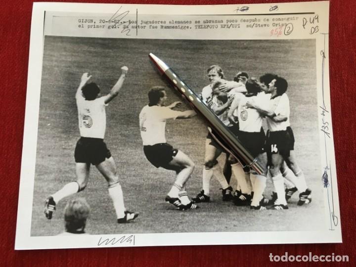 Coleccionismo deportivo: F27512 FOTO FOTOGRAFIA ORIGINAL (20-6-1982) GOL RUMMENIGGE CHILE ALEMANIA MUNDIAL ESPA&Ntilde;A