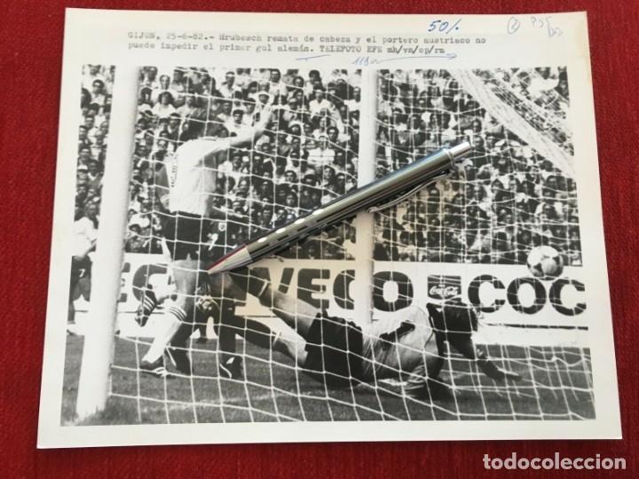 Coleccionismo deportivo: F27513 FOTO FOTOGRAFIA ORIGINAL DE PRENSA FUTBOL ALEMANIA AUSTRIA MUNDIAL (25-6-1982) GOL AUSTRIA