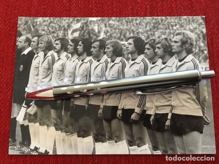 Coleccionismo deportivo: R24012 FOTO FOTOGRAFIA ORIGINAL FUTBOL ALEMANIA OCCIDENTAL ONCE ALINEACION (13-10-1973)