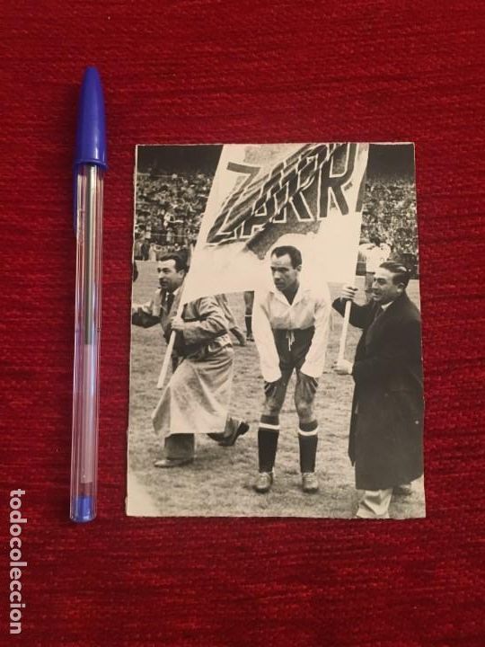 Collectionnisme sportif: R8048 FOTO FOTOGRAFIA ORIGINAL DE PRENSA TELMO ZARRA ATHLETIC BILBAO CON PANCARTA