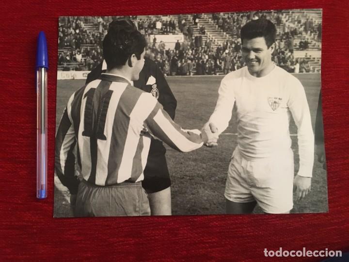 Coleccionismo deportivo: F3412 FOTO FOTOGRAFIA ORIGINAL ENRIQUE COLLAR ATLETICO MADRID IGNACIO ACHUCARRO SEVILLA