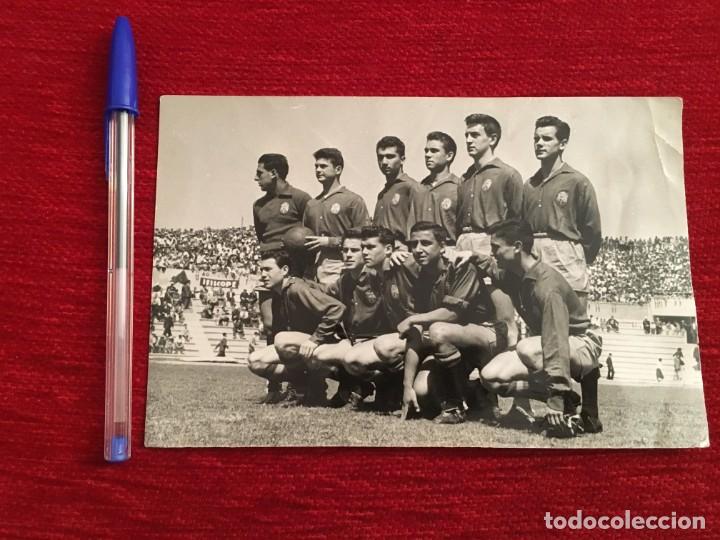 Collectionnisme sportif: R8193 FOTO FOTOGRAFIA ORIGINAL DE PRENSA ONCE ALINEACION SELECCION ESPA&Ntilde;OLA ESPA&Ntilde;A METROPOLITANO