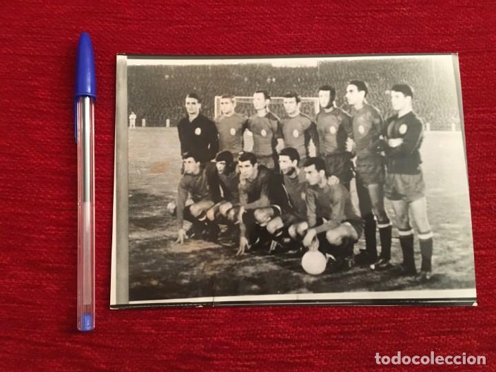 Collectionnisme sportif: R8197 FOTO FOTOGRAFIA ORIGINAL DE PRENSA ONCE ALINEACION SELECCION ESPA&Ntilde;OLA ESPA&Ntilde;A B (15-11-1964)