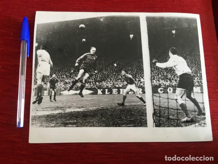Sports collectibles: F4380 FOTO FOTOGRAFIA ORIGINAL DE PRENSA GOL DI STEFANO PAIS DE GALES 1-2 ESPA&Ntilde;A (19-4-1961)