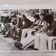 Coleccionismo deportivo: FOTOGRAFIA REAL DE PRENSA BANQUILLO REAL SOCIEDAD. AÑOS 80. BORONAT, BEGIRISTAIN, ETC.