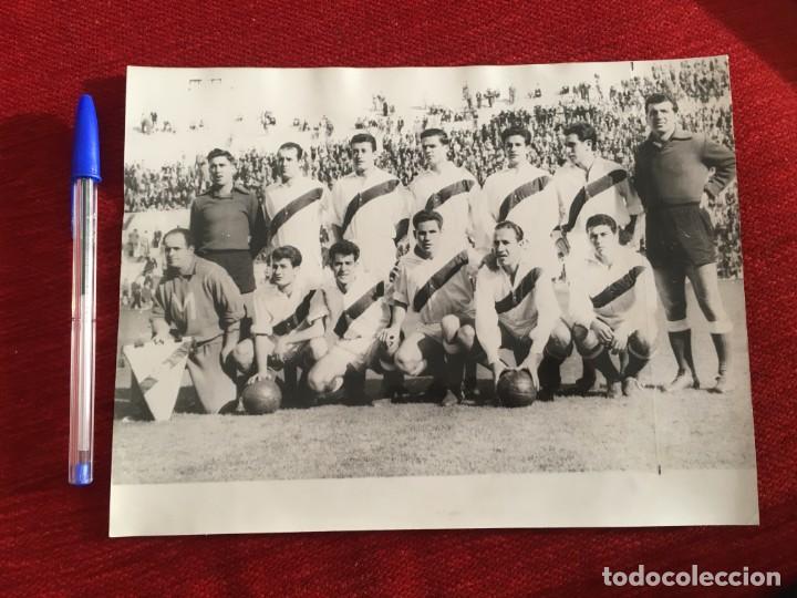 Coleccionismo deportivo: F5891 FOTO FOTOGRAFIA ORIGINAL DE PRENSA FELICIANO RIVILLA RAYO VALLECANO 1957 ONCE ALINEACION