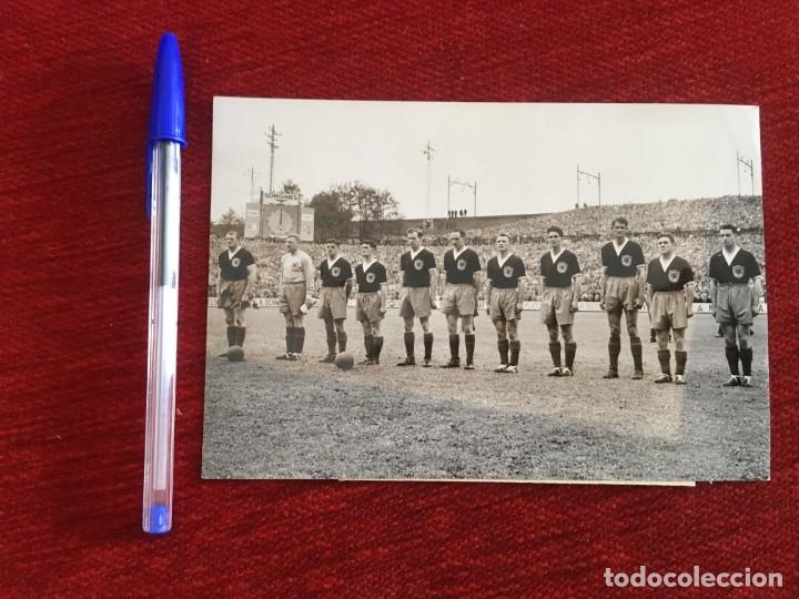 Sammelleidenschaft Sport: R8912 FOTO FOTOGRAFIA ORIGINAL DE PRENSA (19-5-1957) SUIZA 1-2 ESCOCIA ONCE ALINEACION