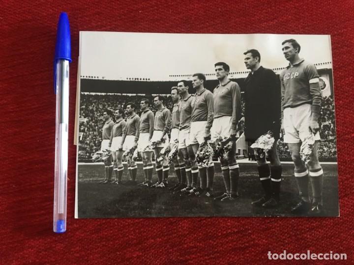 Coleccionismo deportivo: R8917 FOTO FOTOGRAFIA ORIGINAL DE PRENSA MUNDIAL CHILE 1962 RUSIA URSS ONCE ALINEACION