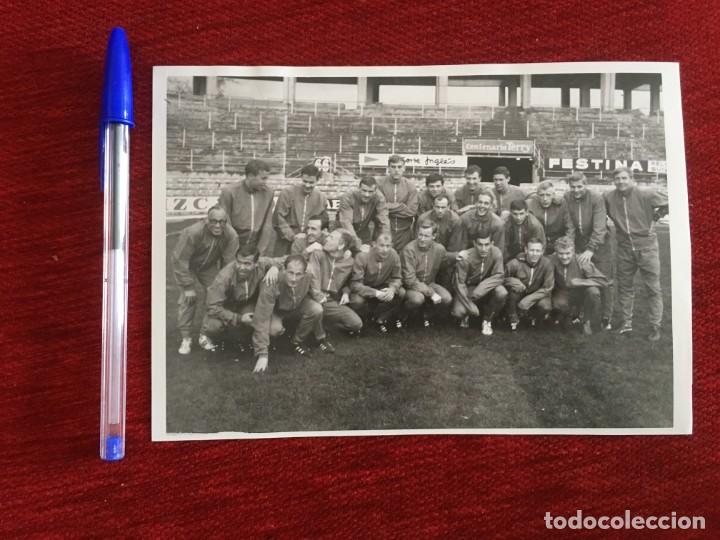 Coleccionismo deportivo: R8941 FOTO FOTOGRAFIA ORIGINAL DE PRENSA ONCE ALINEACION PLANTILLA SUECIA EN ESPA&Ntilde;A