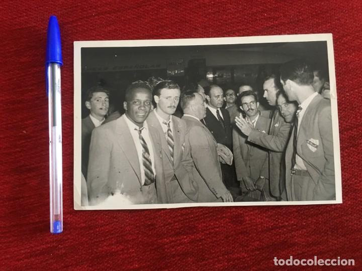 Collectionnisme sportif: R8949 FOTO FOTOGRAFIA ORIGINAL DE PRENSA JUGADORES URUGUAY (26-5-1954) EN BARAJAS FERNANDEZ