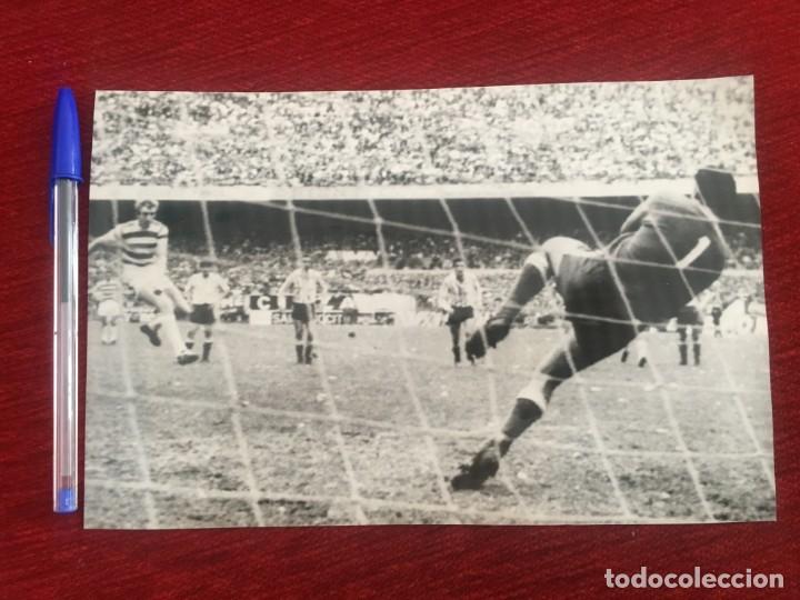 Coleccionismo deportivo: F6704 FOTO FOTOGRAFIA ORIGINAL DE PRENSA RACING CLUB 2-1 CELTIC GLASGOW (1-11-1967)GOL Tommy Gemmell